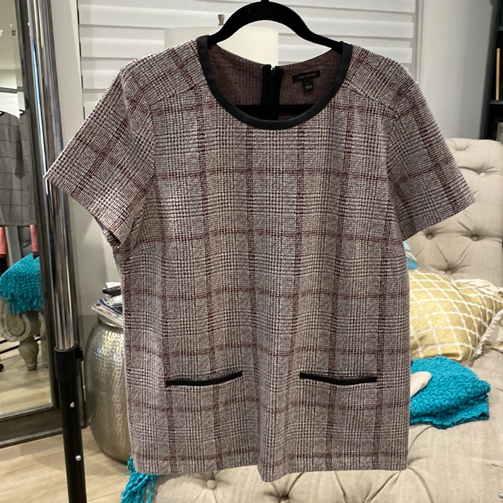 Ann Taylor L short sleeve scoop neck top with faux leather trim around neck